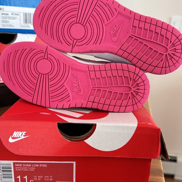 Excellent used condition Nike Dunks size 11🩷 - Picture 3 of 3